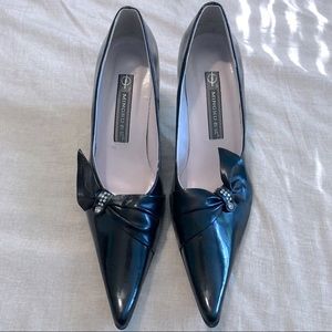 Black Pointed Toe Pumps Kitten Heel Side Ruffled Bow Accent